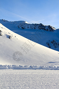 滑雪度假村的斜坡高山闲暇运动旅行假期天空滑雪板单板滑雪全景图片