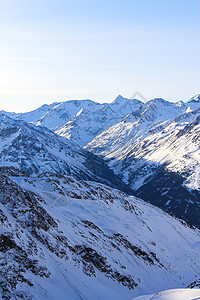 冬季山区蓝色冰川天空高山胜地滑雪岩石晴天全景爬坡图片