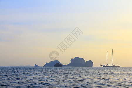 航行的亚轮海洋漂浮地平线帆船海军闲暇帆船赛索具冲浪运输图片