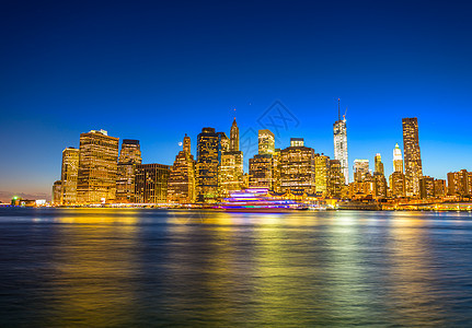 令人惊叹的曼哈顿天线 来自布鲁克林 在日落后与河流从布鲁克林港口蓝色建筑旅游办公室旅行市中心反射摩天大楼景观图片