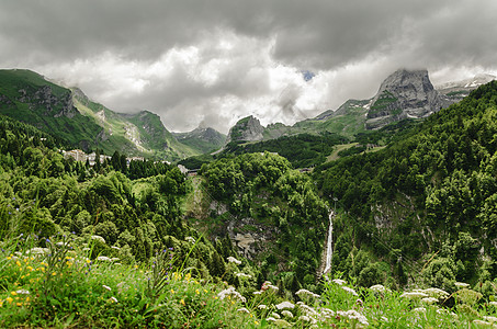 在西班牙的山上观望摄影绿色森林天空环境白色阴影树木蓝色爬坡图片