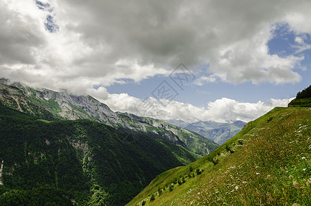 在西班牙的山上观望环境绿色摄影白色天空蓝色土地丘陵森林爬坡图片