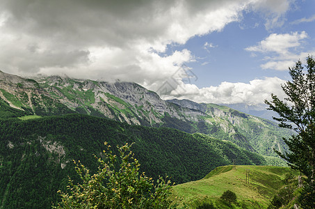 在西班牙的山上观望摄影树木天空环境丘陵蓝色土地白色爬坡绿色图片