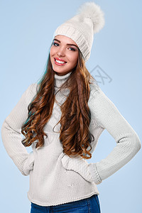 穿白毛衣的漂亮女孩工作室蓝色头发衣服季节女士裙子发型微笑喜悦图片