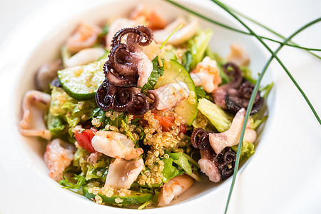 海鲜沙拉加quinoa沙拉小吃螃蟹午餐触手饮食餐厅章鱼鱿鱼柠檬图片