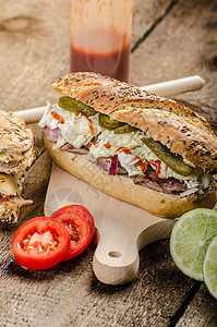 瓜猪肉三明治面包美味烧烤盘子木头酱汁小吃油菜食物午餐图片
