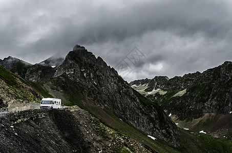 比利牛斯山脉地貌小路蓝色树木旅行天空爬坡土地丘陵阴影森林图片