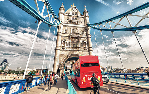 红色公交车穿过塔桥 在美丽的夏日 伦敦图片