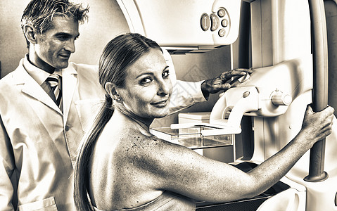 乳房X光照相机男医生的微笑妇女图片
