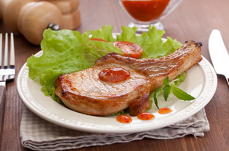 炒猪肉饼桌子盘子餐巾绿色玻璃猪肉白色食物红色图片