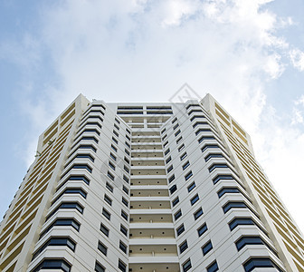 白色高楼旅馆塔 住宅楼和天空背景图片