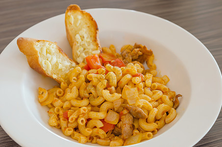 马卡龙白色文化美食食物盘子面条黄色面包午餐红色图片