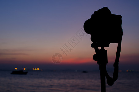 三脚上数字相机的休全 海边日落天空日落旅行爱好红色摄影工作工具镜片海浪单反图片