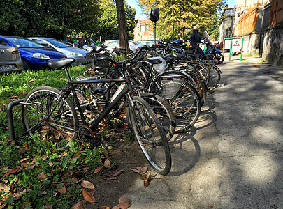 自行车停在市街上背景图片