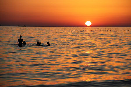 景色美丽 日落和海红色天空海岸阳光风景日出太阳海洋蓝色季节图片