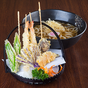 日美菜 面条和面条在背景上蔬菜美食午餐白色对虾油炸盘子食物生活海鲜图片