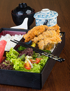 日式美食 午餐盒套在背景上油炸叶子黄瓜食物沙拉盒子托盘猪肉蔬菜海鲜图片