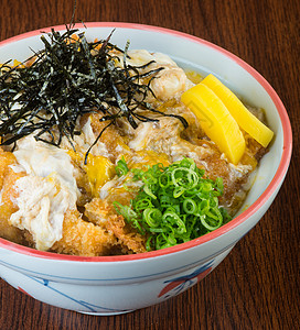 日食 炒鸡米饭 背景介绍盘子油炸沙拉猪肉大豆美食白色棕色午餐食物图片