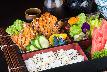 水果蔬菜肉日式美食 午餐盒套在背景上文化叶子小烧海鲜油炸寿司土豆午餐猪肉沙拉背景