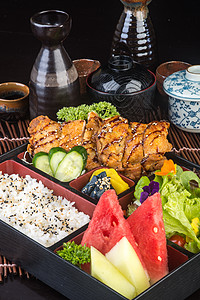 日式美食 午餐盒套在背景上小烧食物寿司午餐水果海鲜土豆美味叶子猪肉图片