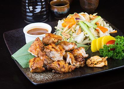 日式意大利菜 烧烤鸡肉白色盘子红烧食物羊肉烤串炙烤沙爹美食芝麻图片