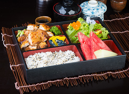 日式美食 午餐盒套在背景上饭盒叶子蔬菜土豆黄瓜托盘午餐美味食物油炸图片