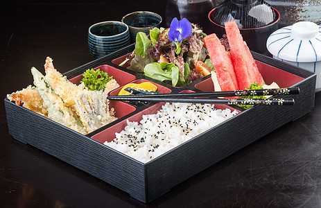 日式美食 午餐盒套在背景上海鲜沙拉蔬菜文化寿司油炸猪肉美味黄瓜水果图片