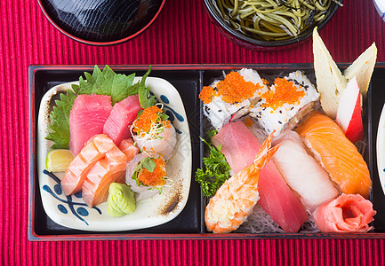 日式美食 午餐盒套在背景上油炸黄瓜文化盒子托盘土豆沙拉寿司小烧饭盒图片