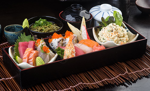 日式美食 午餐盒套在背景上食物托盘午餐海鲜油炸水果猪肉寿司土豆黄瓜图片
