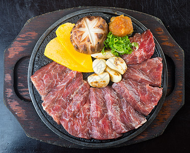 日美菜 背景的牛肉方块美食洋葱白色叶子绿色牛扒用餐盘子沙拉食物图片