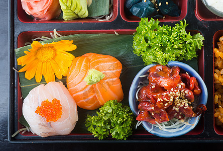 日式美食 午餐盒套在背景上油炸寿司饭盒叶子午餐食物美味水果沙拉土豆图片