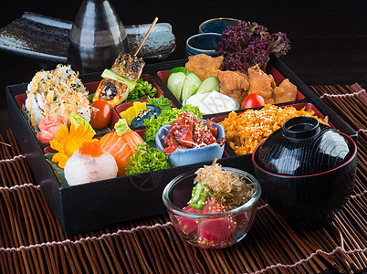 日式美食 午餐盒套在背景上水果盒子文化黄瓜沙拉蔬菜午餐海鲜土豆饭盒图片