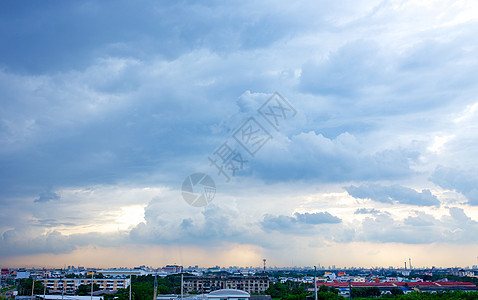 城市中的雨云蓝天环境风景臭氧风暴云天气暴雨自然灾害天空风暴图片