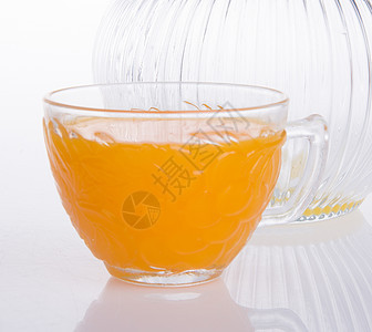 橙汁在背景上黄色液体绿色饮食白色叶子玻璃水果果汁食物图片