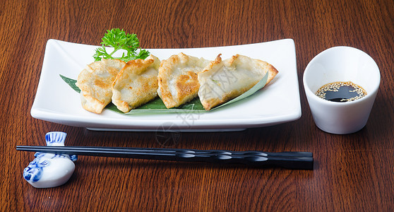 后背的中黄面子水饺油炸美食食物蔬菜午餐猪肉盘子饺子白色图片