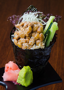 日美菜 背景的手卷美食食物白色海藻海鲜盘子章鱼异国文化海苔图片