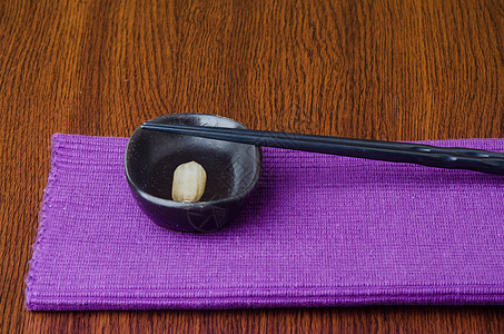 筷子 背景上两根铲子用餐寿司盘子文化餐厅竹子红色美食厨房用具图片