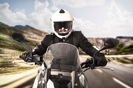 车手在路上安全自行车牛仔裤摩托车引擎运输速度太阳镜天空摩托车手图片