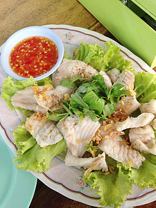 闭着的鱼肉加辣椒酱鳕鱼食物细绳煮沸盘子健康蔬菜白色绿色海鲜图片
