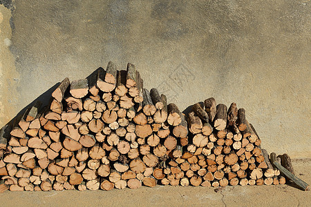 堆叠的木柴供应木桩材料纹理仓库森林发电储存日志燃料图片