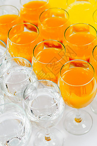 自助餐桌上有许多杯子派对庆典咖啡店宴会桌子橙汁马赛克橙子玻璃奢华图片