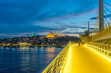 新加拉塔桥在伊斯坦布尔黄昏的景色高清图片