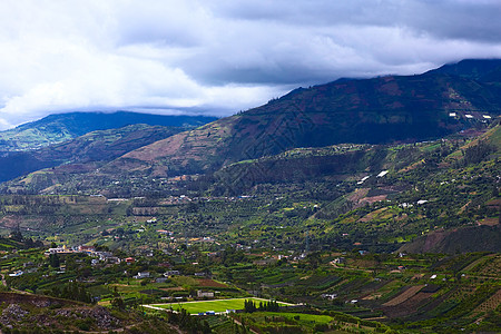 厄瓜多尔Tungurahua省农村景观山坡植被场地生产建筑房子栽培植物农场培育图片