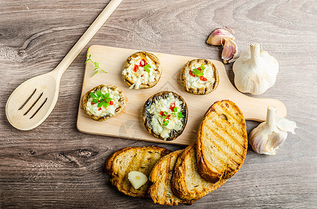 盛装奶酪和辣椒的蘑菇生物午餐营养蔬菜草药香料食物美食油炸帽子图片