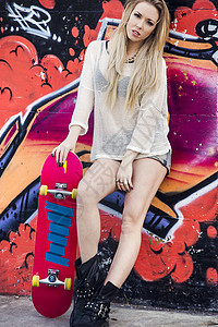斯凯特女孩木板滑板青少年运动街道赃物金发女郎闲暇活动涂鸦图片