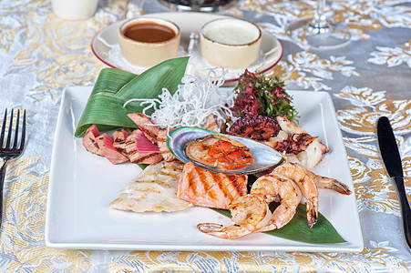 海鲜混合盘子午餐营养食物市场餐厅龙虾柠檬美食章鱼图片