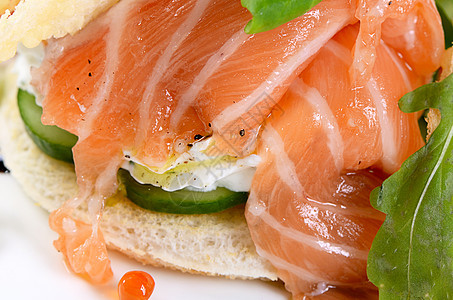 配奶油奶酪的鲑鱼熏制午餐面包早餐美食食物小吃草本植物餐厅盘子图片