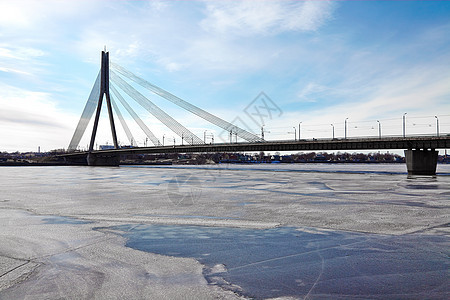 里加大桥天空地标运输城市场景倾斜电缆日落旅行冻结图片