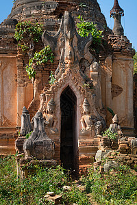 缅甸古老佛教寺庙的废墟村庄吸引力蓝色宗教宝塔衬套佛教徒遗产杂草文化图片