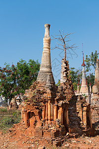 缅甸古老佛教寺庙的废墟历史纪念碑镶嵌蓝色遗产佛教徒艺术宗教宝塔村庄图片